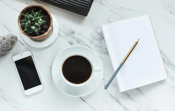 Kaffee, Telefon und leerer Notizblock — Stockfoto