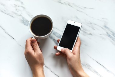 akıllı telefon ve kafede kahve