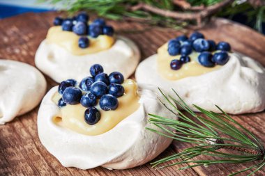 Pavlova beze çilek ile