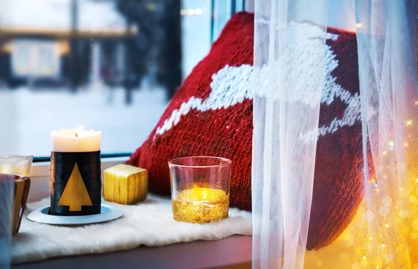 Buiten venster decoratie van kerstmis met rode kaarsen, herten en ... Woonkamer decoratie candles