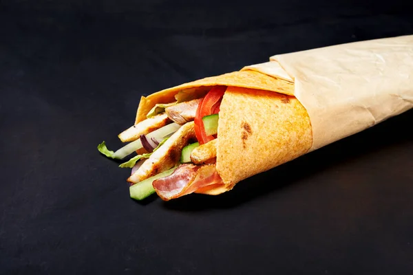 Verpakte sandwich met kip in tortilla — Stockfoto