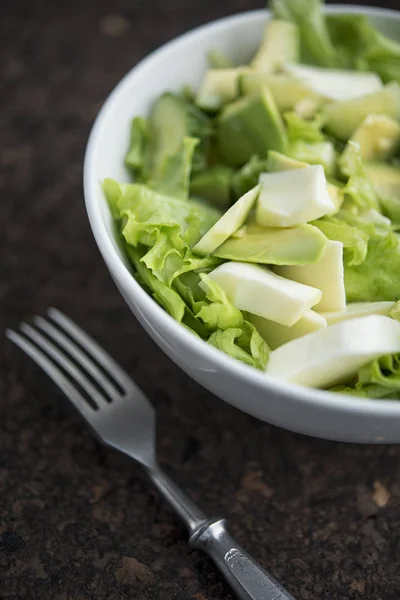 Plato con ensalada verde fresca — Foto de Stock