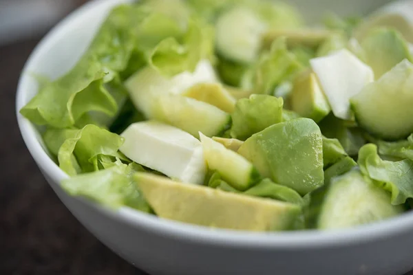 Assiette avec salade verte fraîche — Photo
