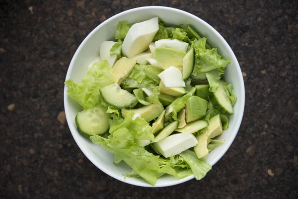 Тарелка со свежим зеленым салатом — стоковое фото