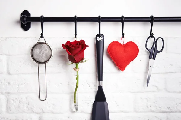 Utensílios de cozinha, rosa vermelha e coração de feltro na fila — Fotografia de Stock