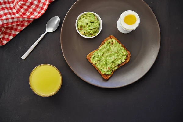 Завтрак с тостами из авокадо — стоковое фото