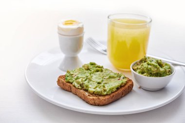 Avokado tost ile Kahvaltı