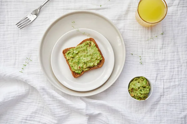 อาหารเช้ากับขนมปังอโวคาโด — ภาพถ่ายสต็อก