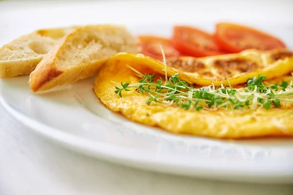 Frukost med omelett — Stockfoto