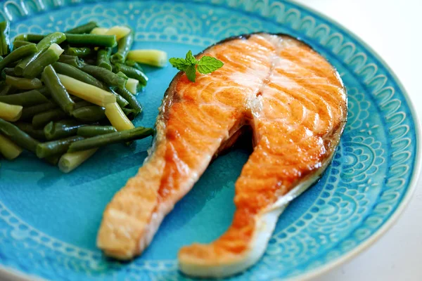 Fried salmon and green beans — Stock Photo, Image