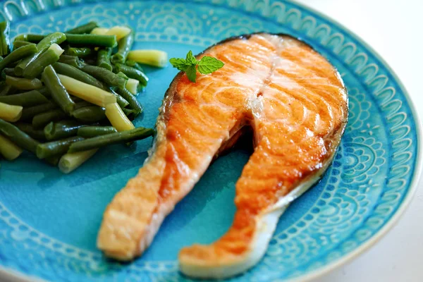 Salmão frito e feijão verde — Fotografia de Stock