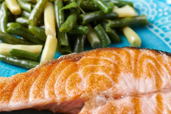 Fried salmon and green beans — Stock Photo, Image