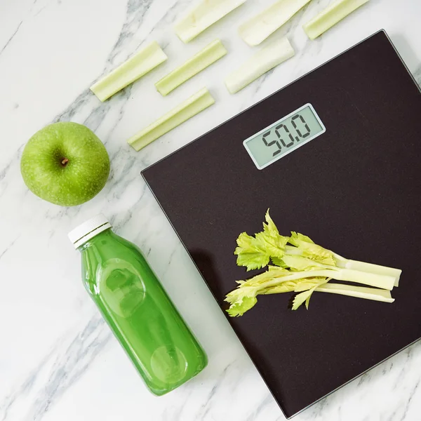 Escala de peso e alimentos saudáveis Fotografias De Stock Royalty-Free