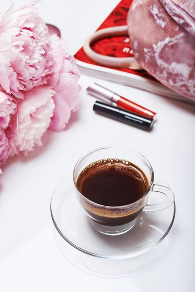 Table with feminini items — Stock Photo, Image