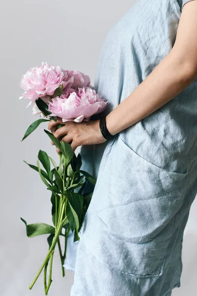 Жіночі руки тримають квіти — стокове фото