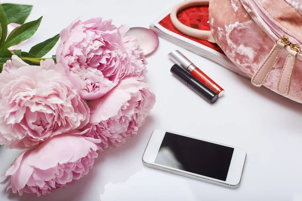 feminini öğeleri içeren tablo