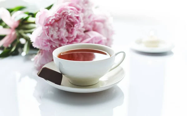 花とテーブルの上の紅茶 — ストック写真