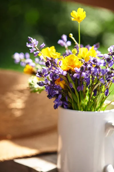 Дикие цветы в вазе — стоковое фото