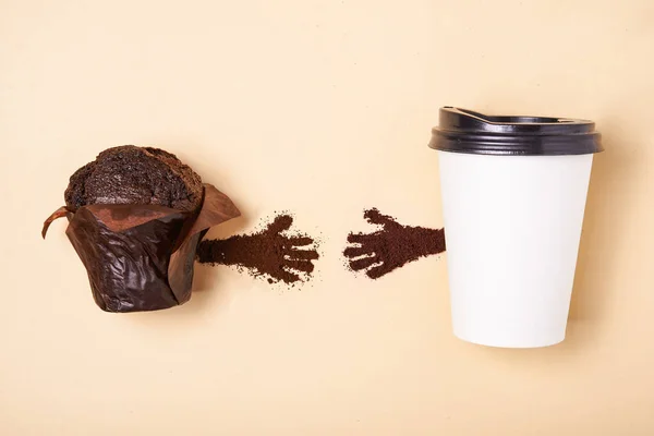 Meenemen van koffie en muffin — Stockfoto