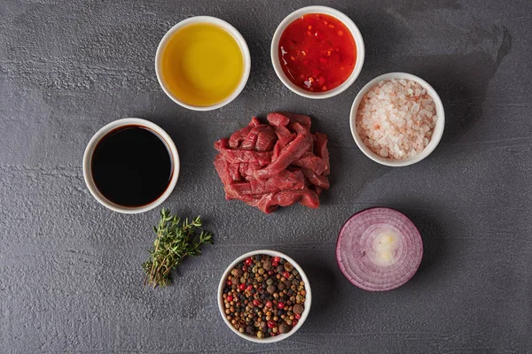 Plakjes rauw rundvlees en ingrediënten — Stockfoto