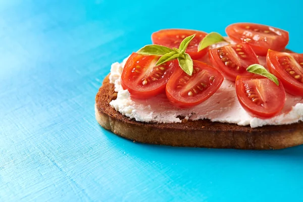 Сэндвич с помидорами и сыром — стоковое фото