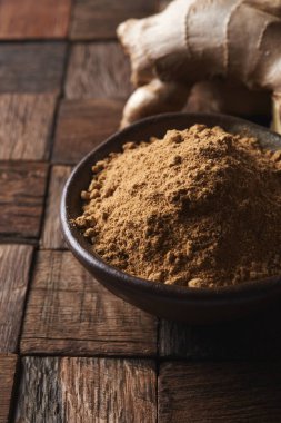 Ginger tozu ve zencefil kökü