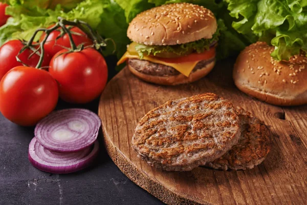 グリルのハンバーガーと野菜 — ストック写真