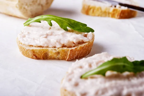 Aperitivos con pescado extendido — Foto de Stock