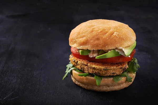 Veggie-Burger chickpie lizenzfreie Stockfotos