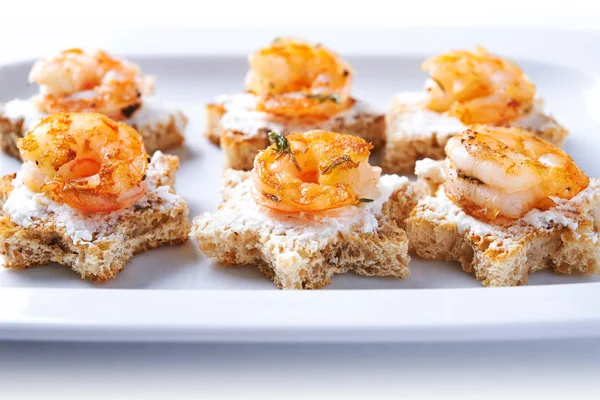 Aperitivo canapé con camarones —  Fotos de Stock