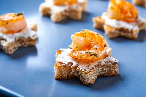 Appetizer canape with shrimps — Stock Photo, Image