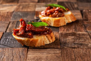 Güneş kurutulmuş domates Bruschetta