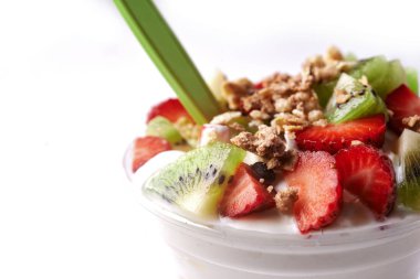 Granola yoğurt ve çilek ile