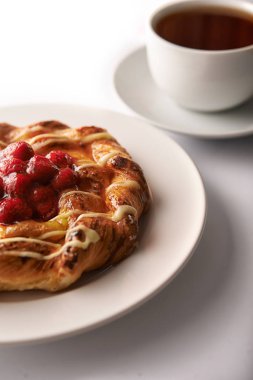 Ahududu puf böreği tart 