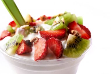 Granola yoğurt ve çilek ile