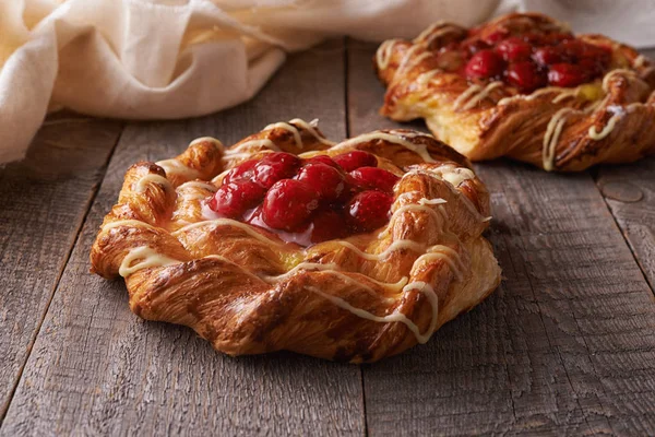 Raspberry puff pastry tarts — Stock Photo, Image