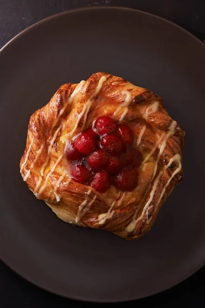 Raspberry puff pastry tarts — Stock Photo, Image