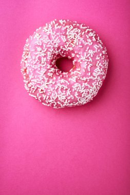 beyaz çikolata ile pembe çörek