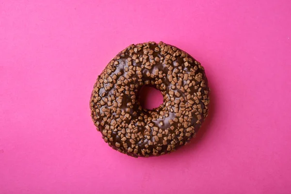 与巧克力粉巧克力甜甜圈 — 图库照片