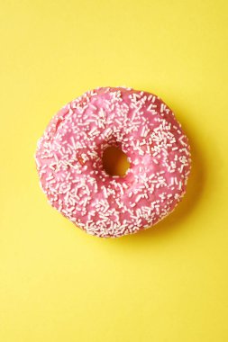 beyaz çikolata ile pembe çörek