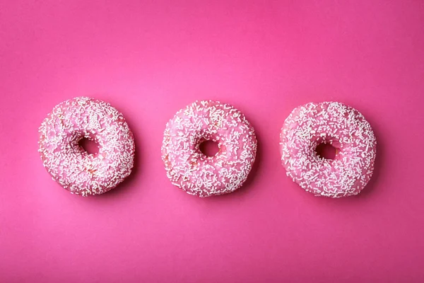 Roze donuts met witte hagelslag — Stockfoto