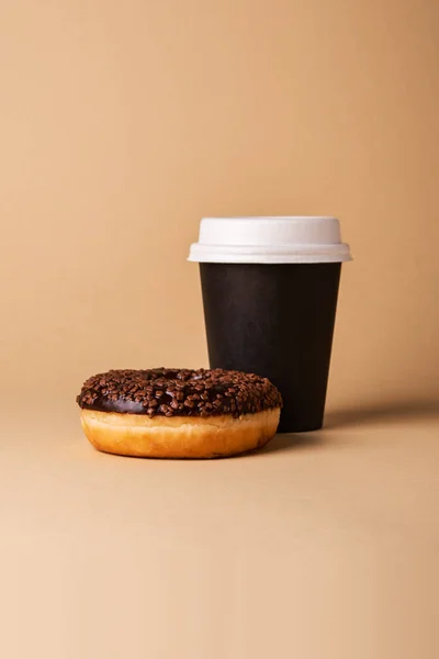 Donut en koffie om te gaan — Stockfoto