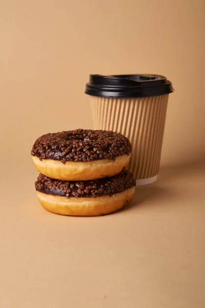 Donut en koffie om te gaan — Stockfoto