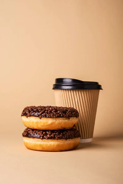 甜甜圈和咖啡去 — 图库照片