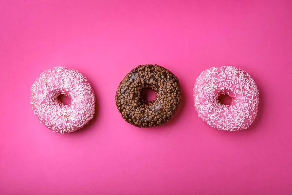 Roze en chocolade donuts met witte hagelslag — Stockfoto