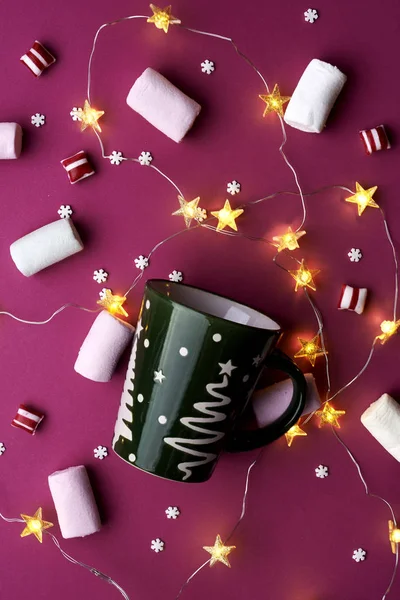 Weihnachtsgirlanden mit Sternen und Süßigkeiten — Stockfoto