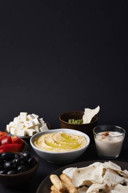 Bir tabak humus ve sebze.