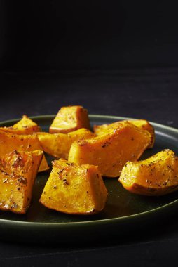 Kavrulmuş kabak otlar ile