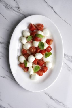 İtalyan salatası caprese