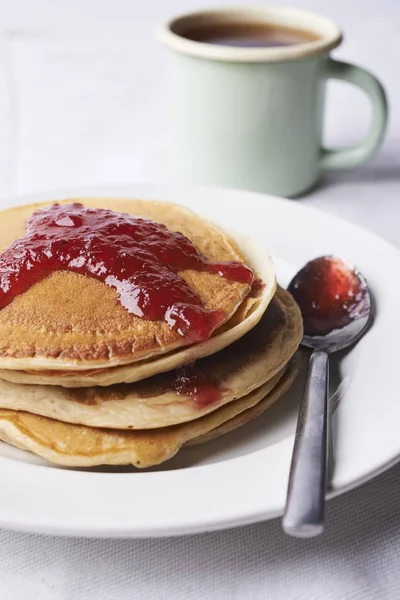 Pannenkoeken met aardbeienjam — Stockfoto